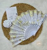 ⁦مروحة العروسة - مروحه بلاستيك ابيض * قماش منقوش - دهبي⁩ - الصورة ⁦6⁩