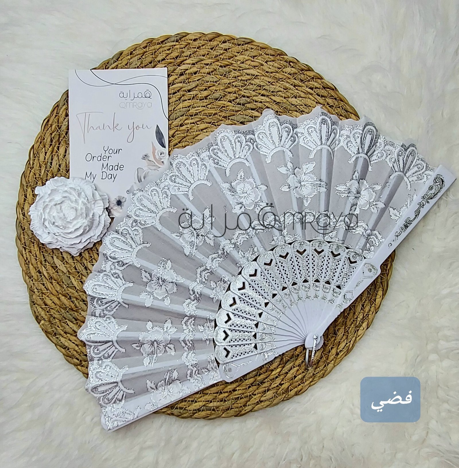 InShot_20250825_200738376 مروحة العروسة - مروحه بلاستيك ابيض * قماش منقوش - فضي - الصورة 1