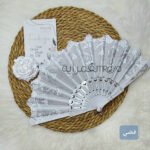 ⁦مروحة العروسة - مروحه بلاستيك ابيض * قماش منقوش - فضي⁩ - الصورة ⁦2⁩