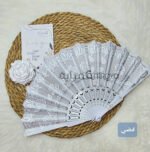 ⁦مروحة العروسة - مروحه بلاستيك ابيض * قماش منقوش - فضي⁩ - الصورة ⁦3⁩