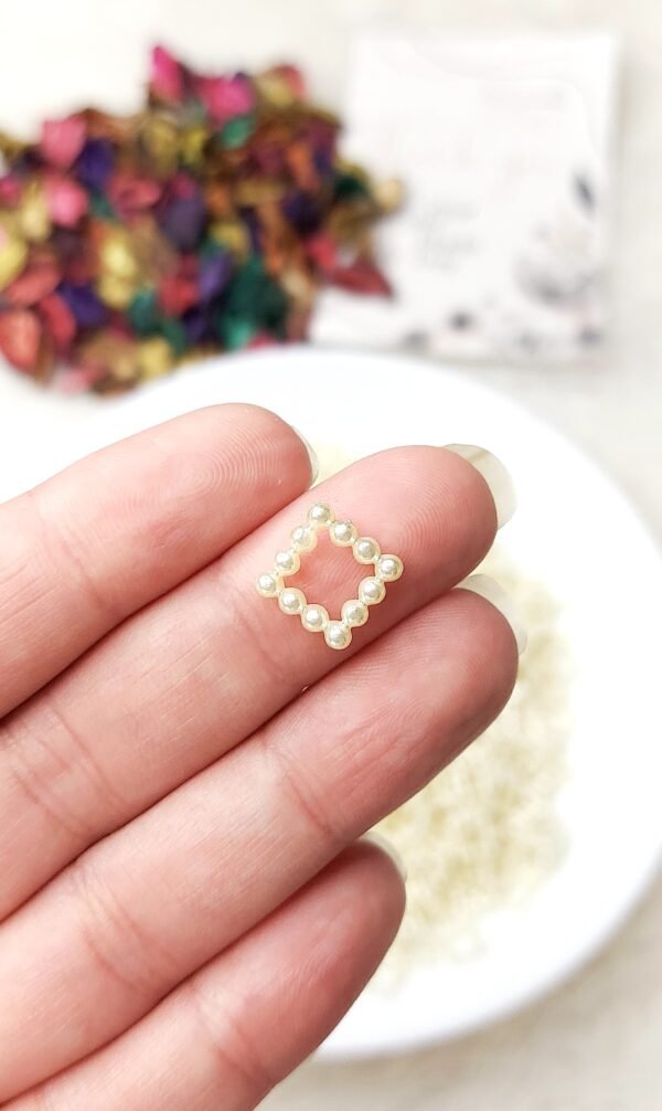 اكليريك - مربع مفرغ / اوف وايت