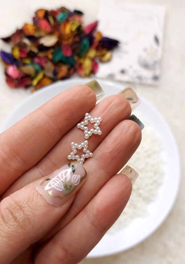 اكليريك - نجمة مفرغه / اوف وايت