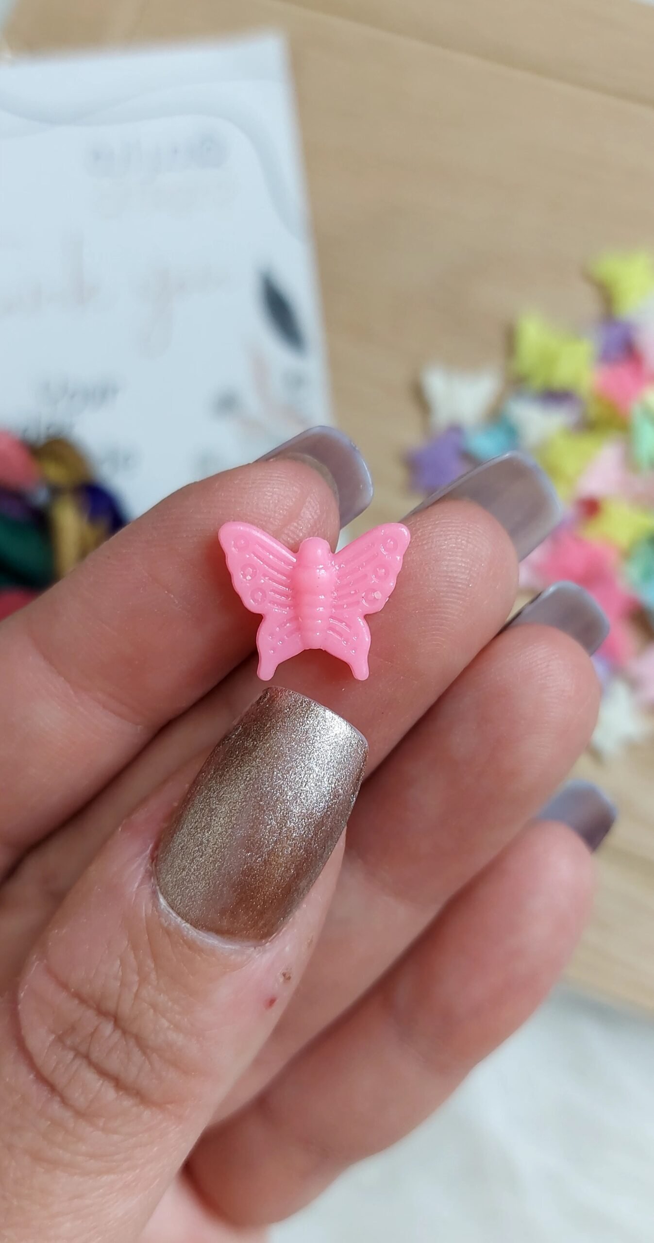 20241020_183108 زينه Mix - فراشه بلاستيك ملونة Mix - الصورة 1