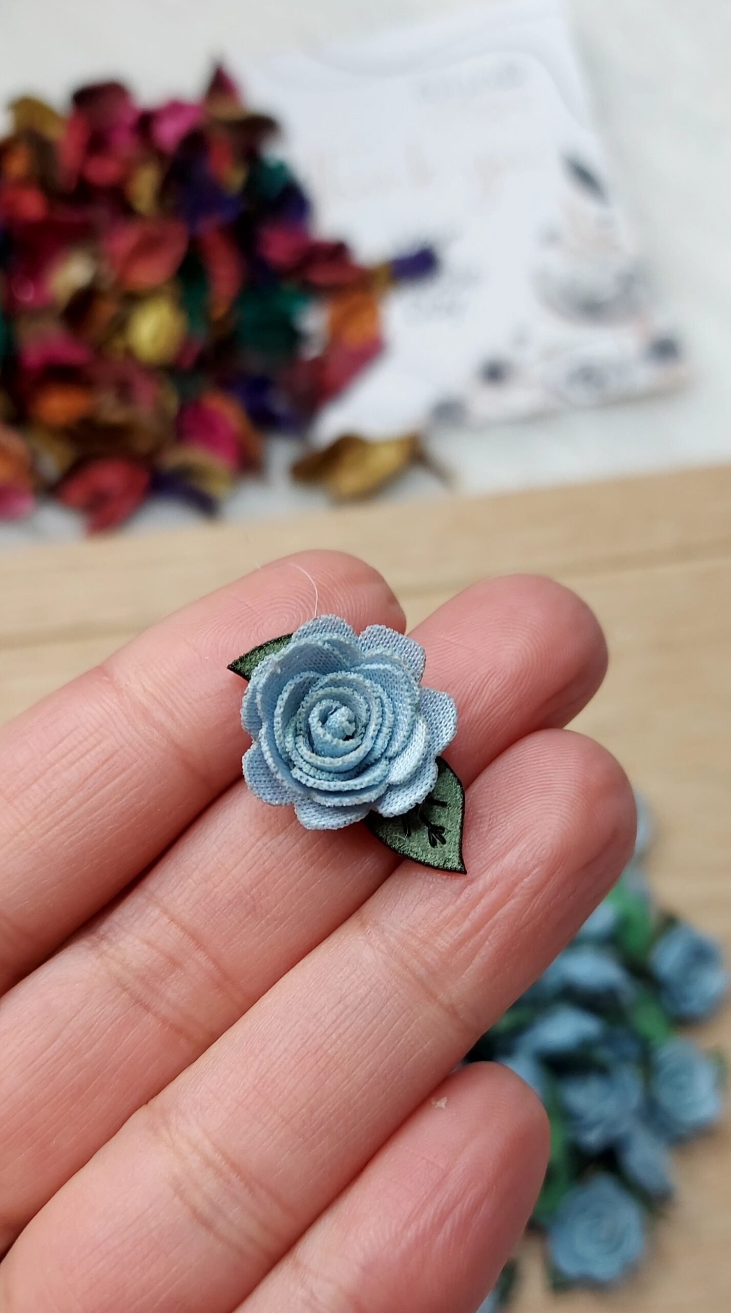 20250215_160215 ورد فوم ب ورق اخضر - لبني - الصورة 1