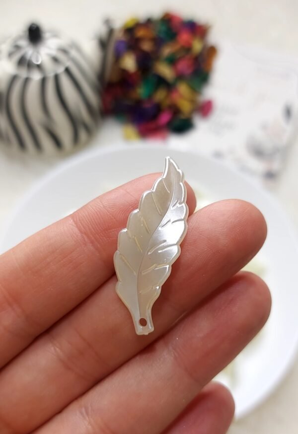 اكليريك -  ورق شجر ملولو كبير / اوف وايت