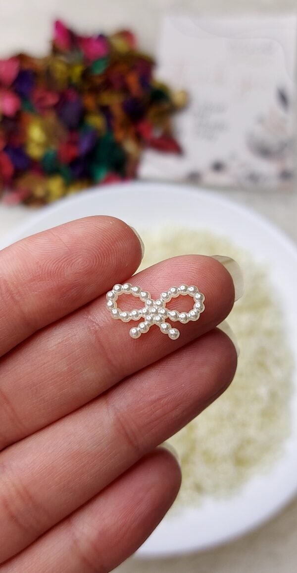 اكليريك - فيونكه صغير / اوف وايت