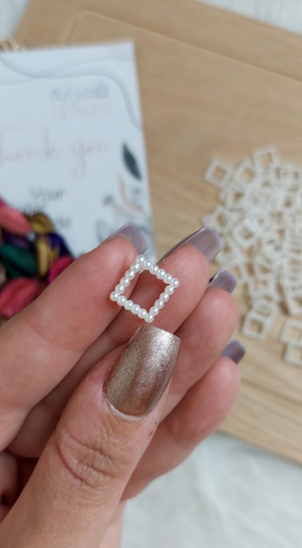 اكليريك - مربع مفرغ / ابيض