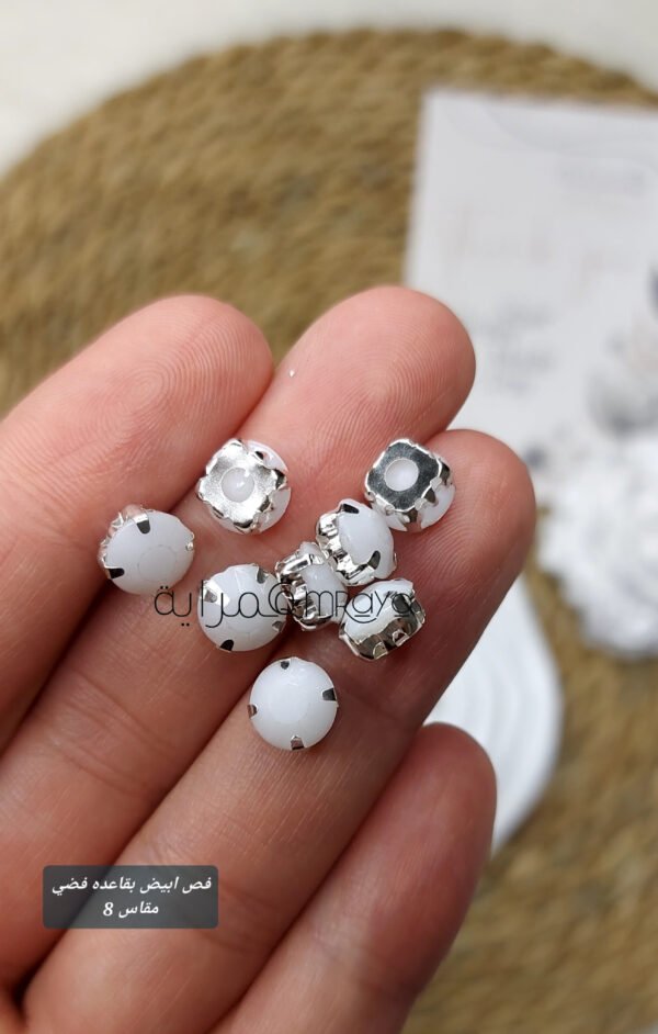 فصوص - فضي / لؤلؤه بقاعده معدن
