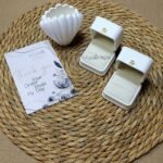 علب الخواتم – ابيض بتاج دهبي / جلد