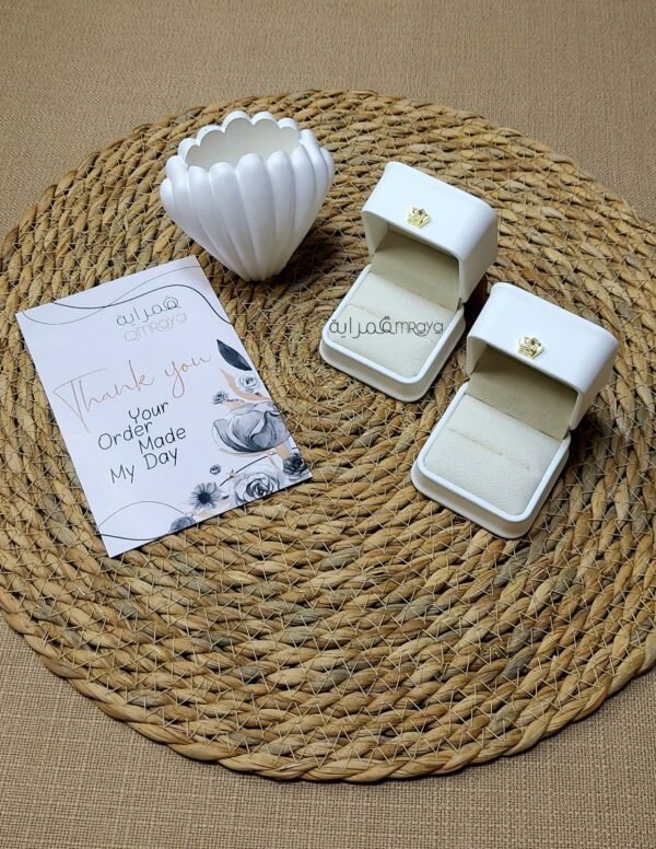 علب الخواتم – ابيض بتاج دهبي / جلد