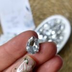 فص دمعه فضي بقاعده معدن