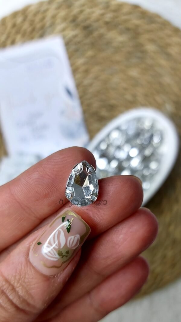 فص دمعه فضي بقاعده معدن