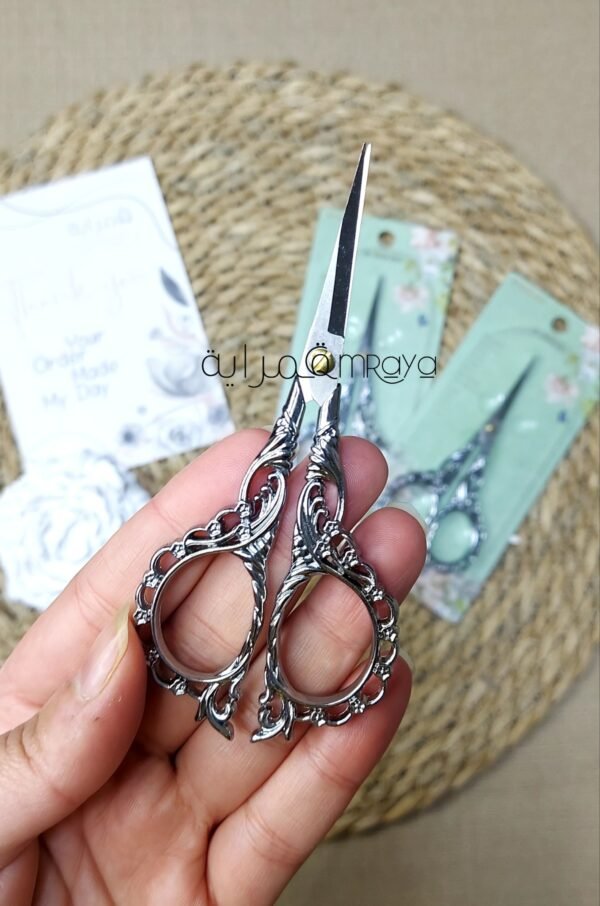 مقص / فضي - يد مرسومه