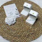 علب الخواتم – ابيض بتاج بحز دهبي / جلد